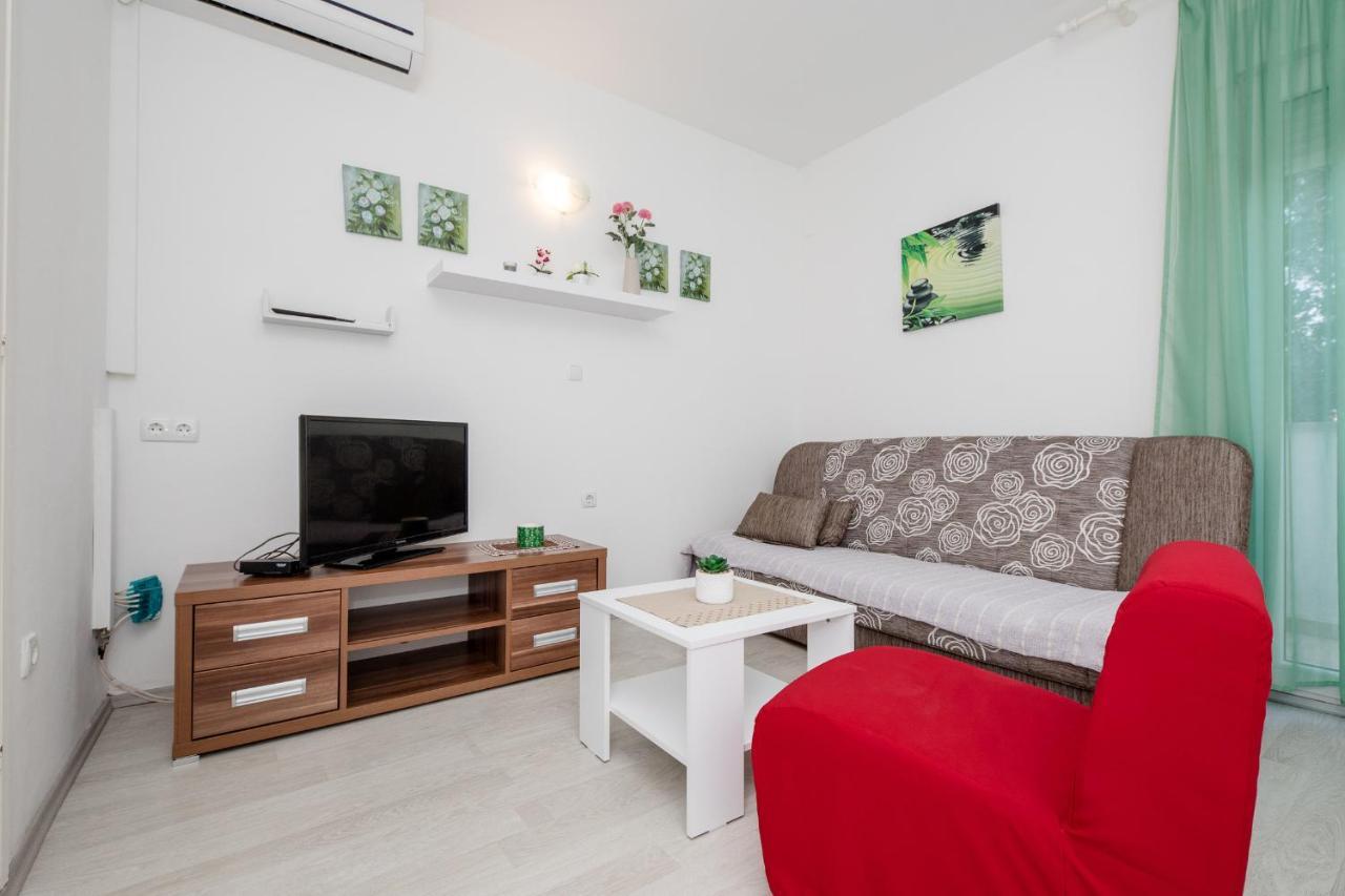 Apartments Mladenka In Banjol Εξωτερικό φωτογραφία