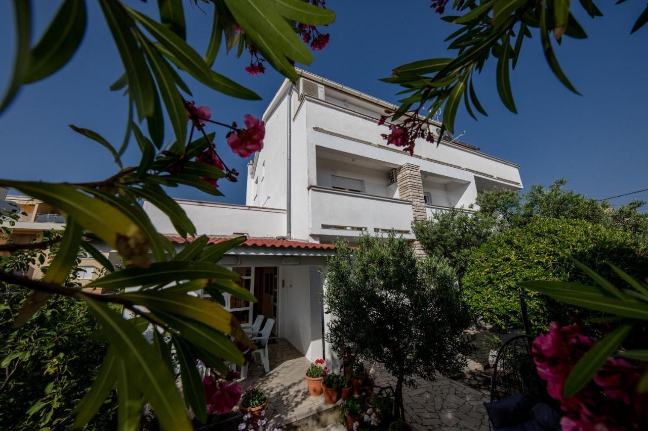 Apartments Mladenka In Banjol Εξωτερικό φωτογραφία