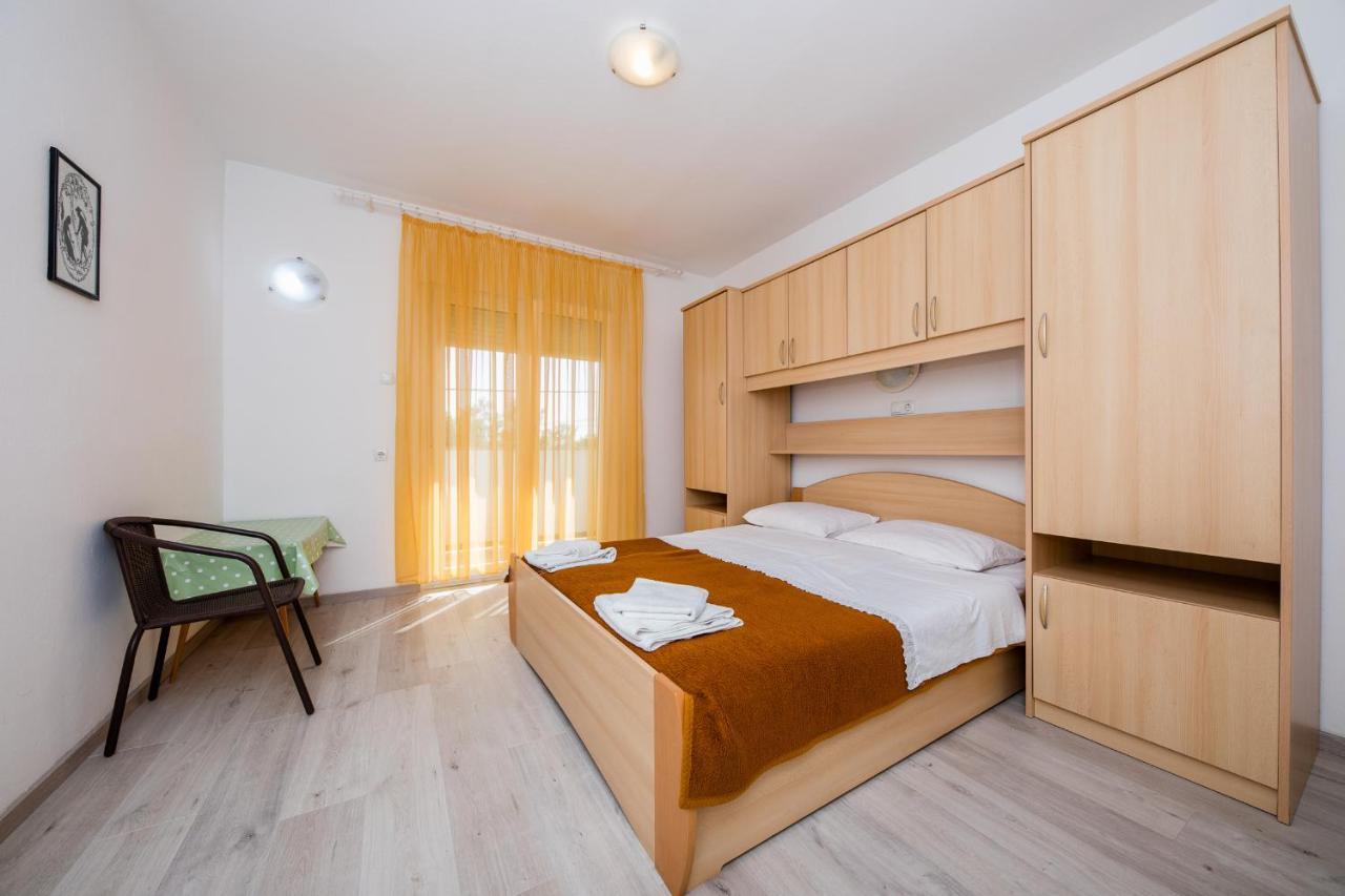 Apartments Mladenka In Banjol Εξωτερικό φωτογραφία
