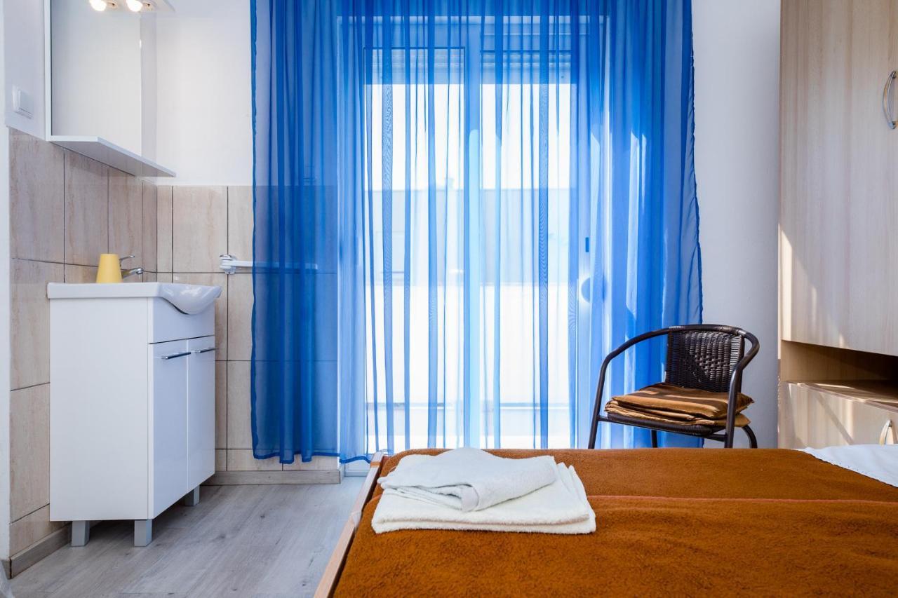 Apartments Mladenka In Banjol Εξωτερικό φωτογραφία