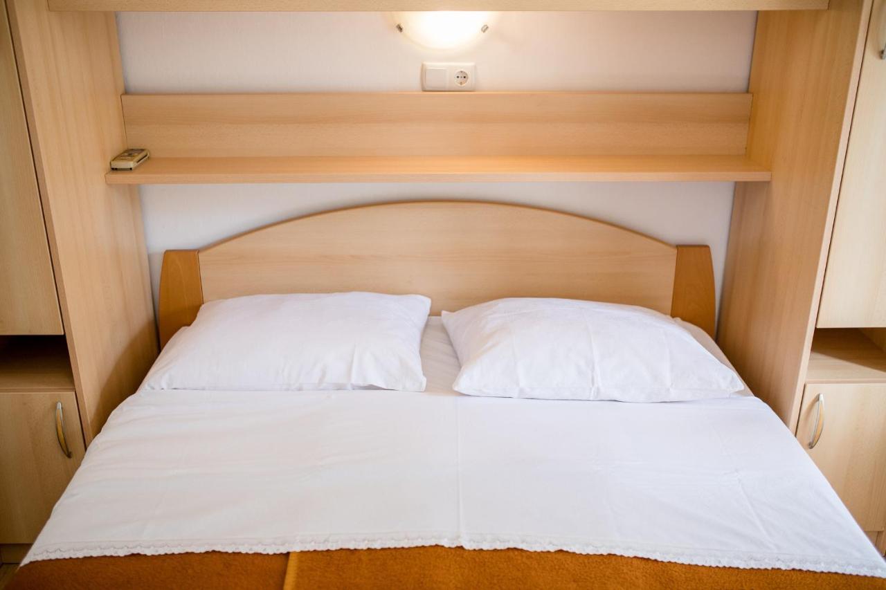 Apartments Mladenka In Banjol Εξωτερικό φωτογραφία