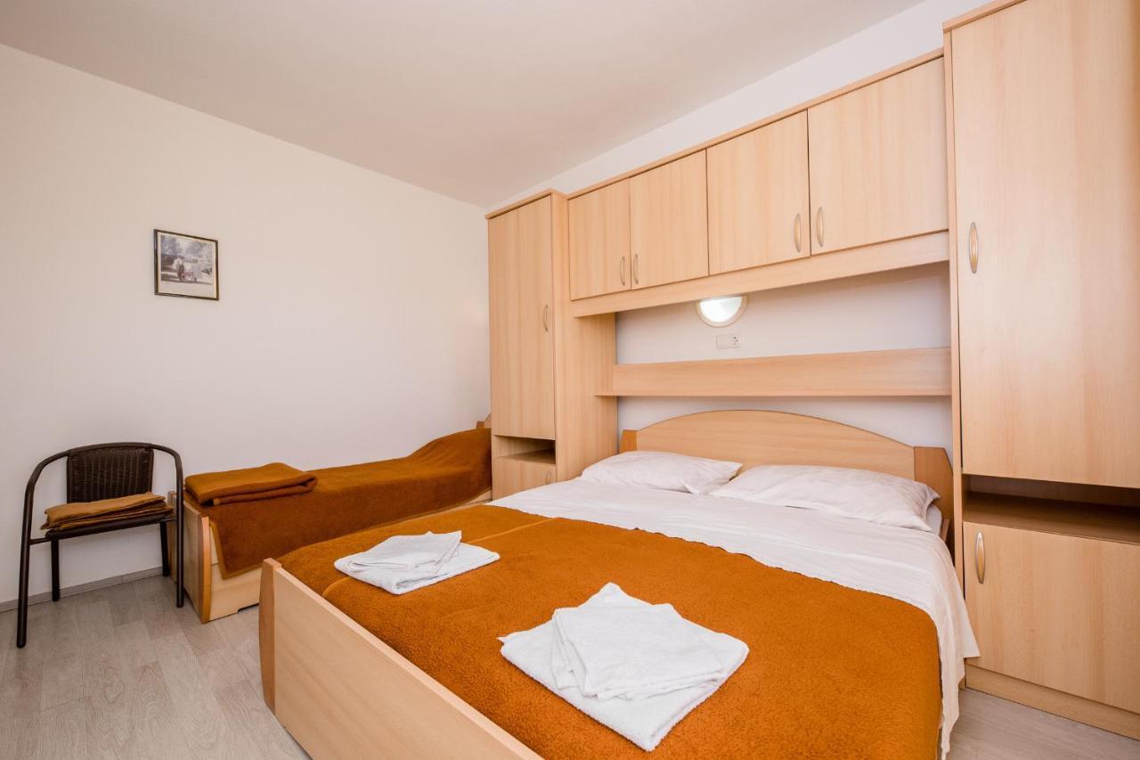 Apartments Mladenka In Banjol Εξωτερικό φωτογραφία